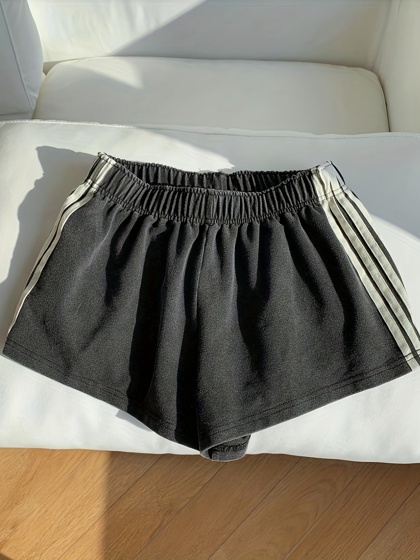 Shorts de sport femme à bandes latérales style décontracté pour running et loisirs