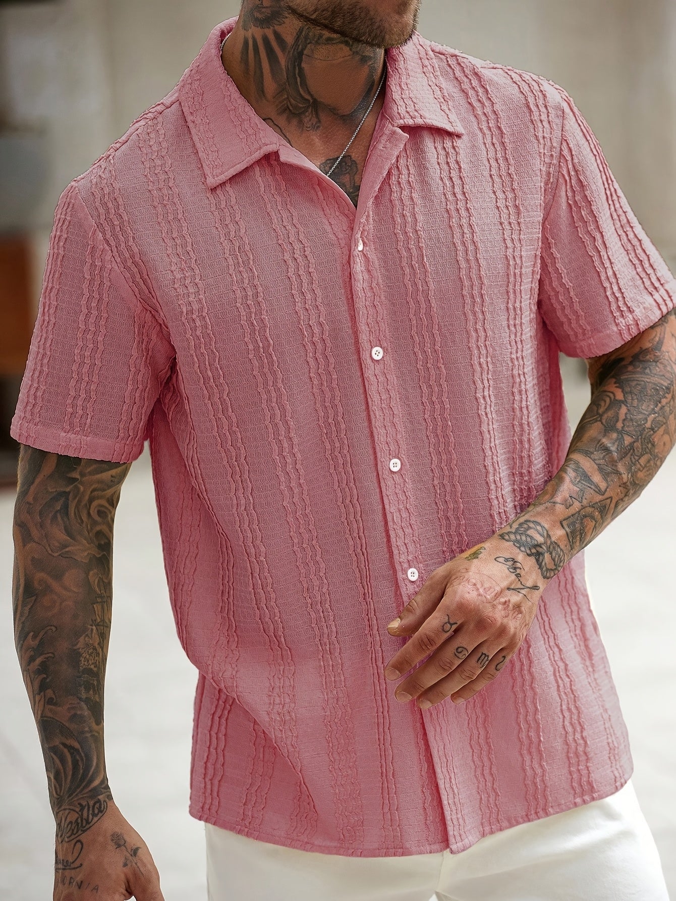 Chemise décontractée à rayures ondulées pour homme – Style estival tendance, idéale pour les sorties et les week-ends