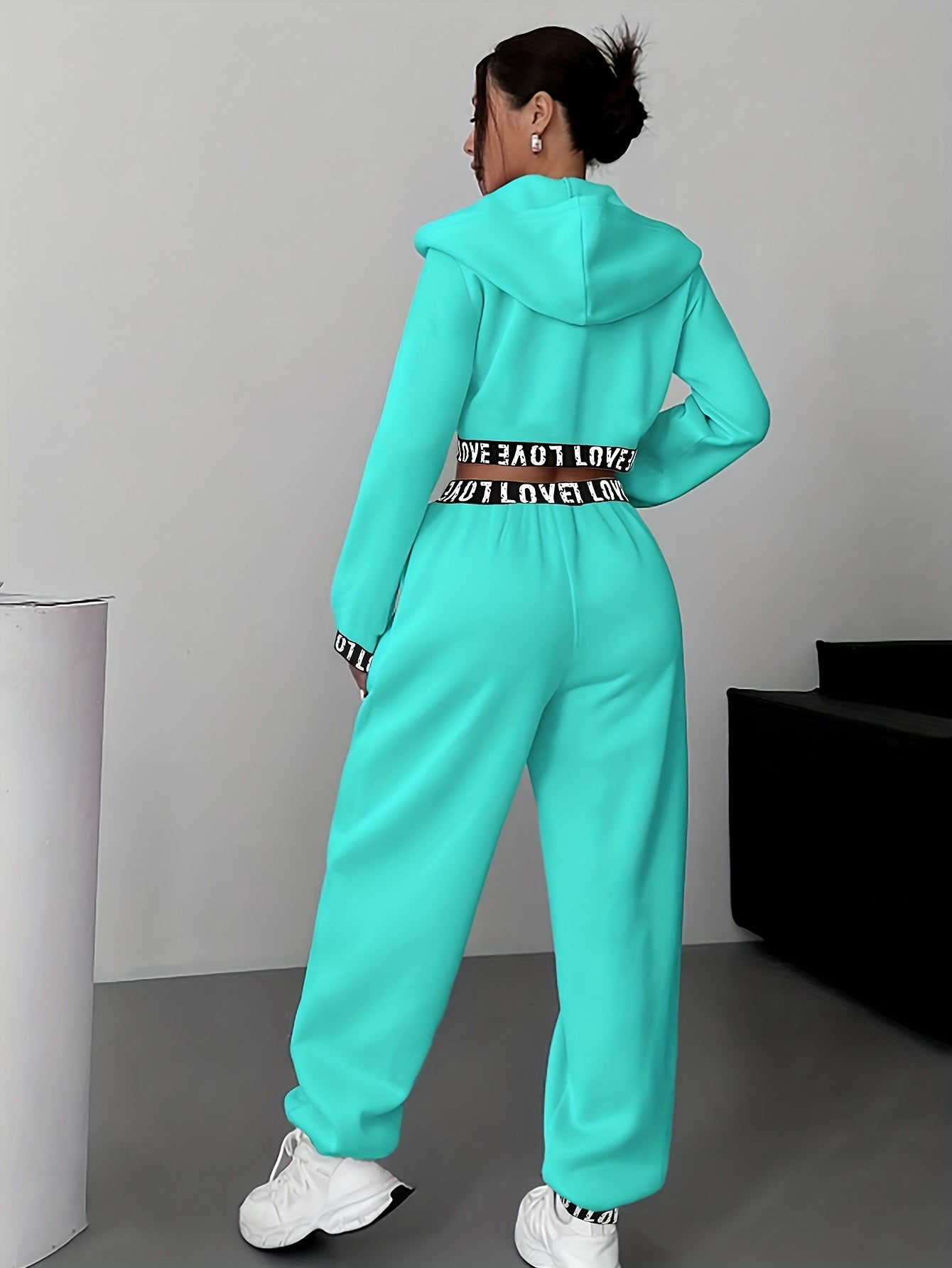 Ensemble survêtement femme crop top à capuche et pantalon large couleur unie