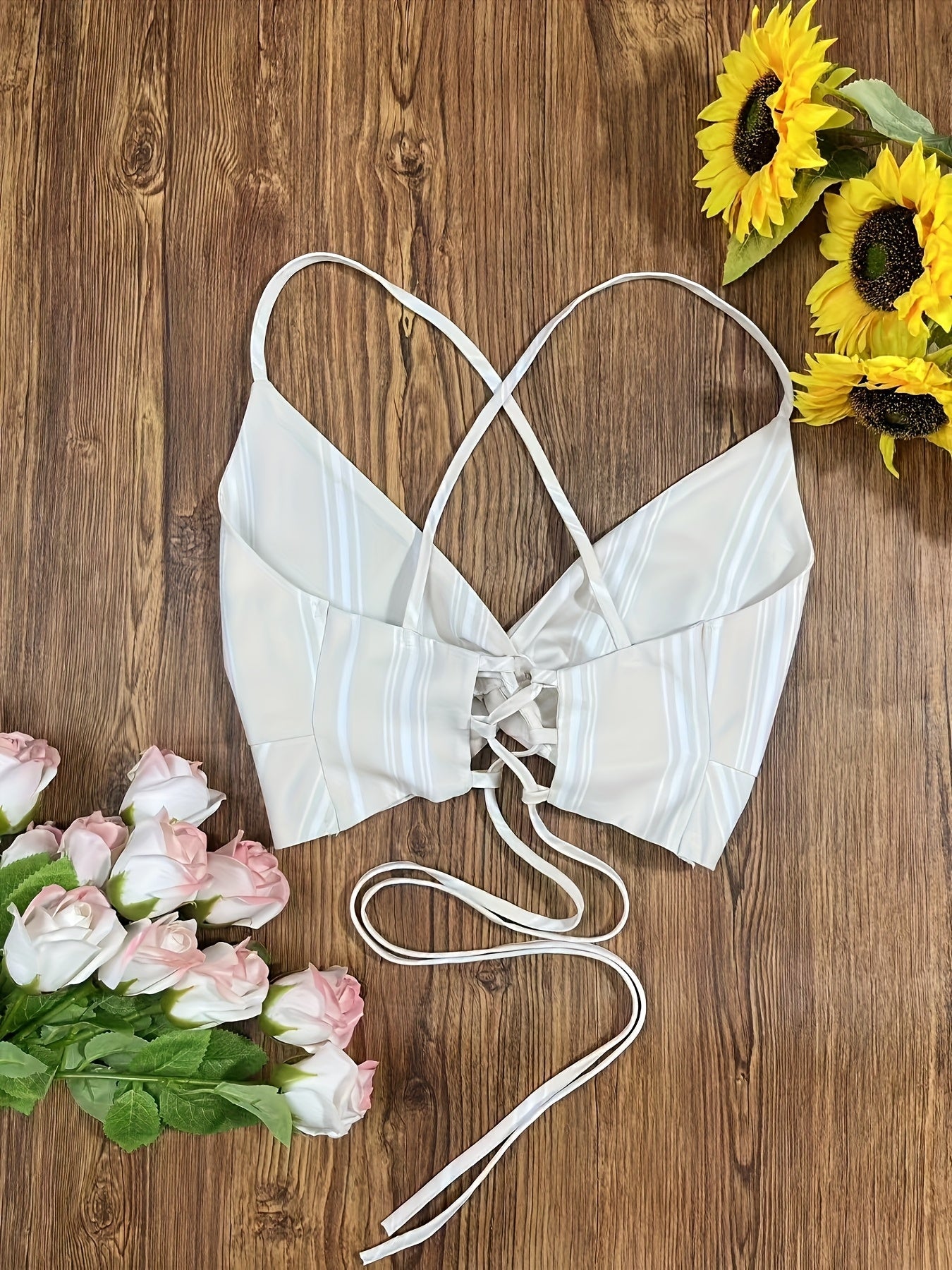 Trendy damesensemble: kort topje om te knopen, lange gestreepte blouse en spijkerrok – casual en modern stijl