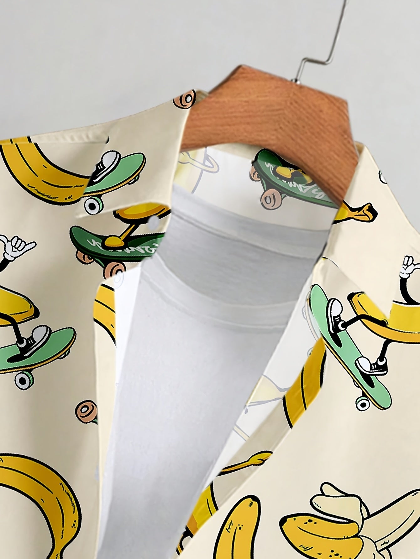 Lässiges Herrenhemd mit lustigem Bananen-Skateboard-Motiv, sommerlich und originell  
