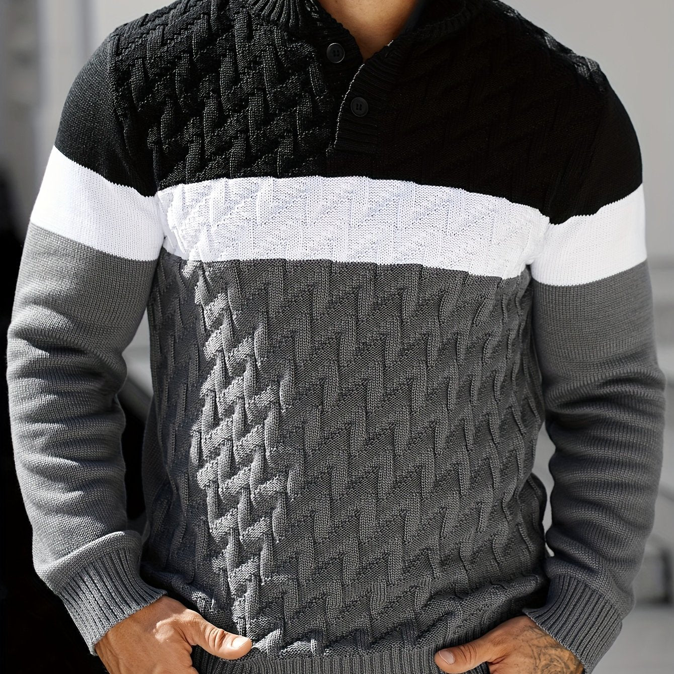 Pull homme tricoté à col montant boutonné rayé