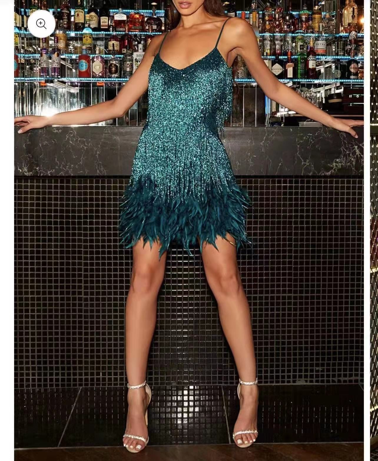 Damska sukienka wieczorowa w stylu charleston z frędzlami i piórami, idealna na imprezy i eleganckie wydarzenia