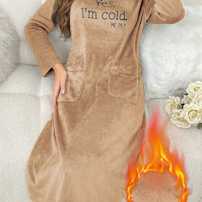 Robe de Nuit en Polaire Douce Femme - Manches Longues, Col Rond, Poches, Motif Brodé "Yes, I'm cold."