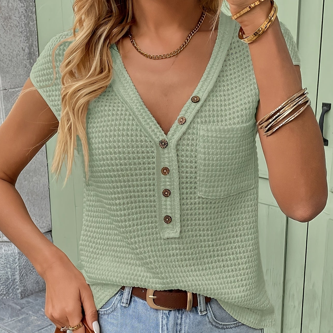 Top Henley décontracté à manches courtes pour femme, style chic et texturé, idéal au quotidien