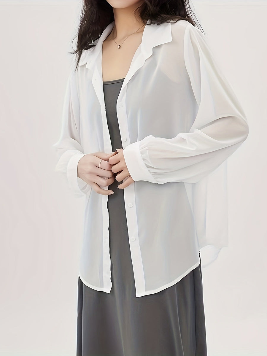Lös damblus med knappar i avslappnad stil, perfekt för elegant lager-på-lager-look