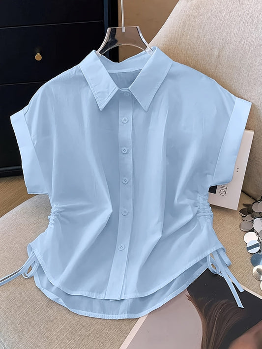 Elegant damebluse med korte ærmer og knapper i moderne stil