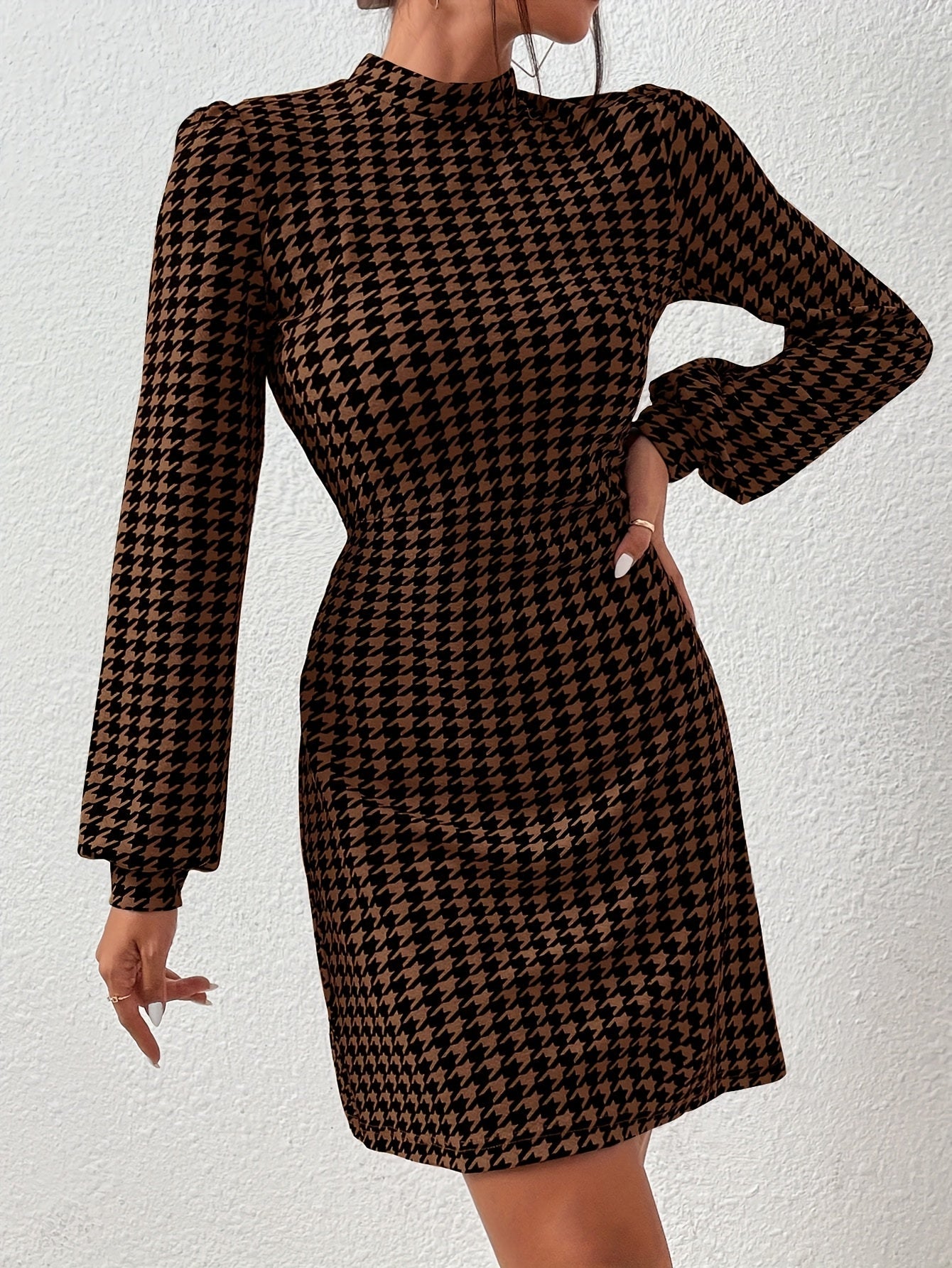 Robe courte Femme motif pied-de-poule marron et noir, manches longues bouffantes