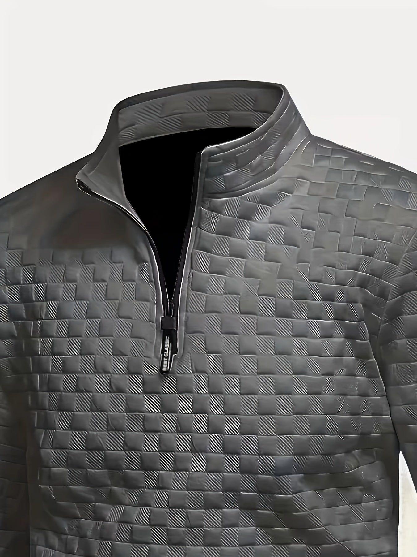 Pull homme matelassé motif géométrique avec col montant zippé et patch manche