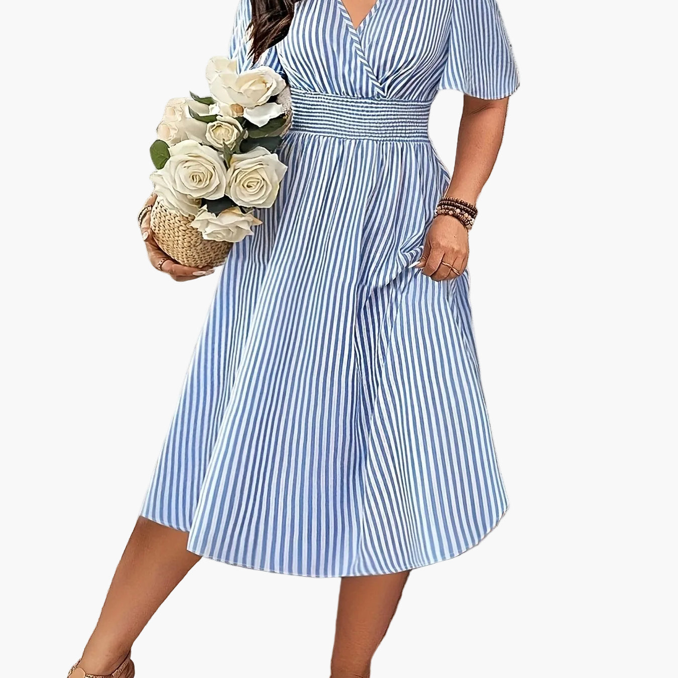 Robe élégante à rayures pour femme, style croisé et taille smockée, idéale pour les occasions spéciales