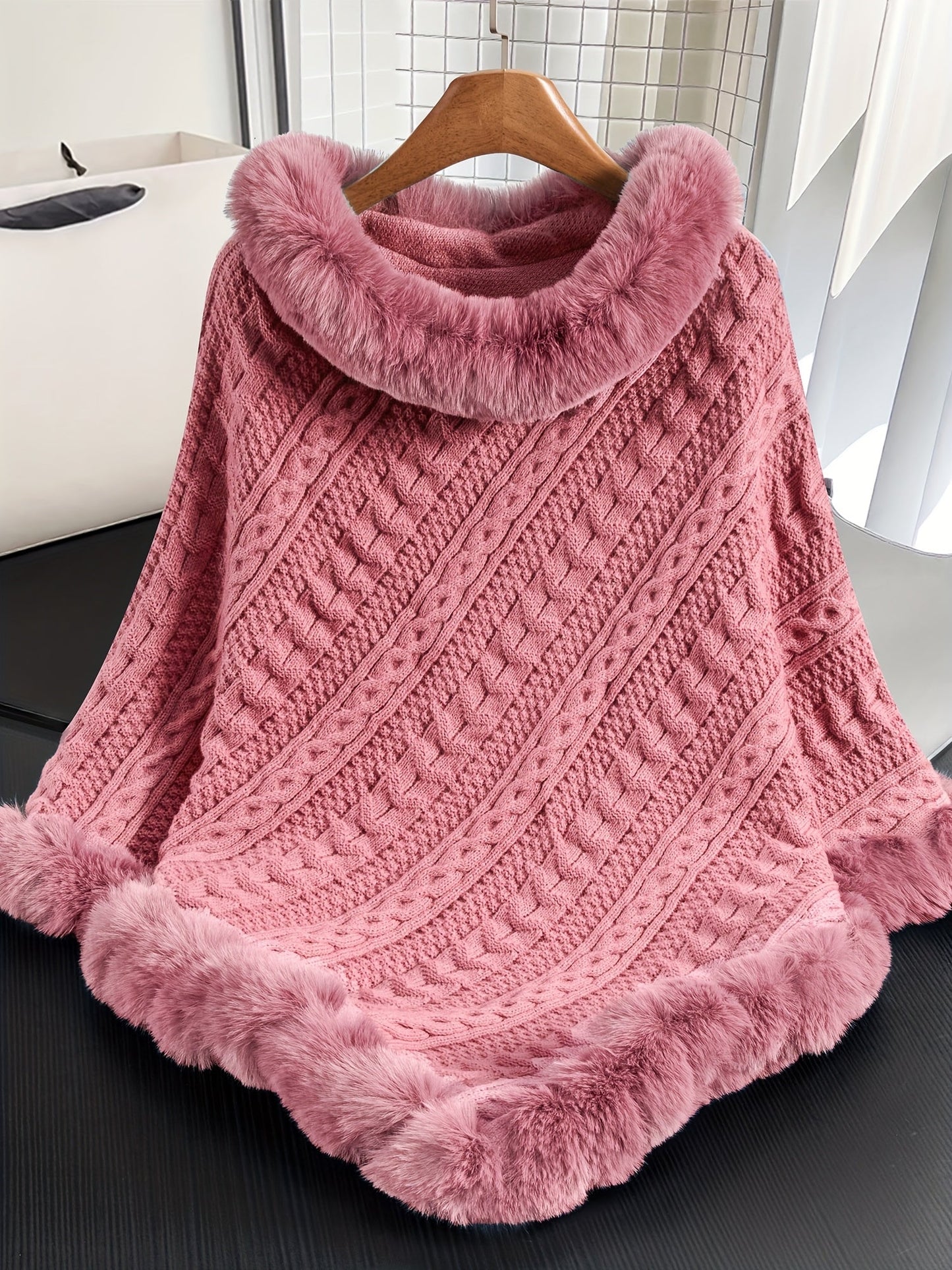 Poncho Femme Tricoté Bleu Marine avec Col et Bordure en Fourrure Synthétique
