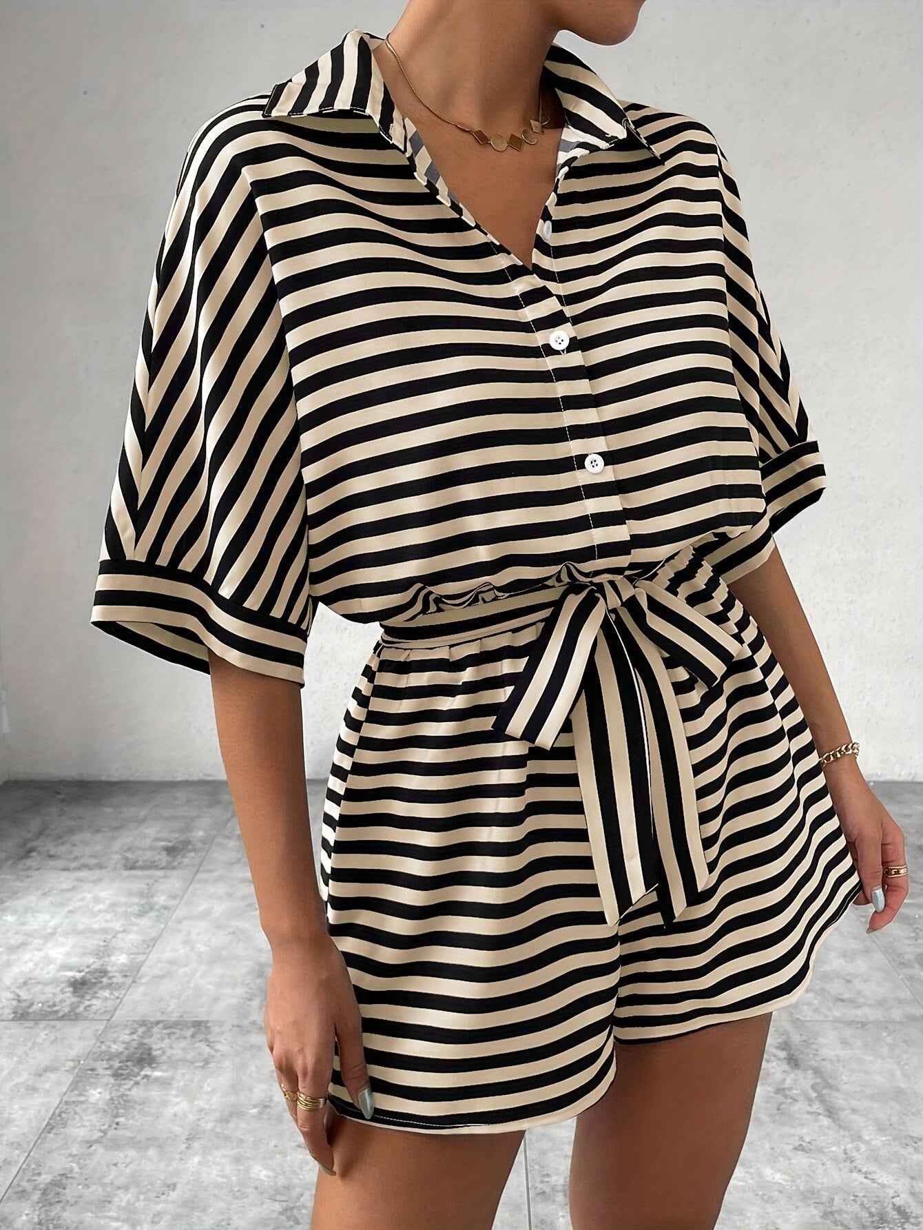 Lässiger gestreifter Damen-Shorts-Overall – schicker und bequemer Sommerstil