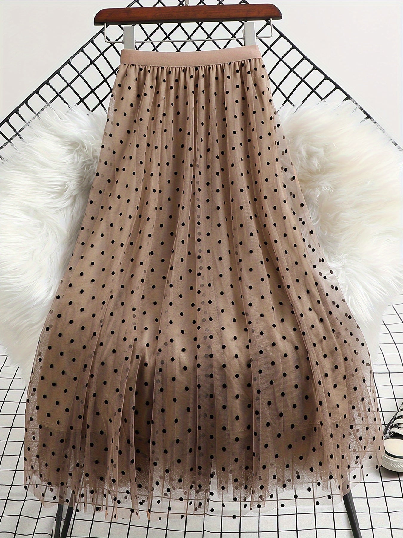 Gonna midi elegante a pois da donna, stile svasato chic, ideale per primavera ed estate