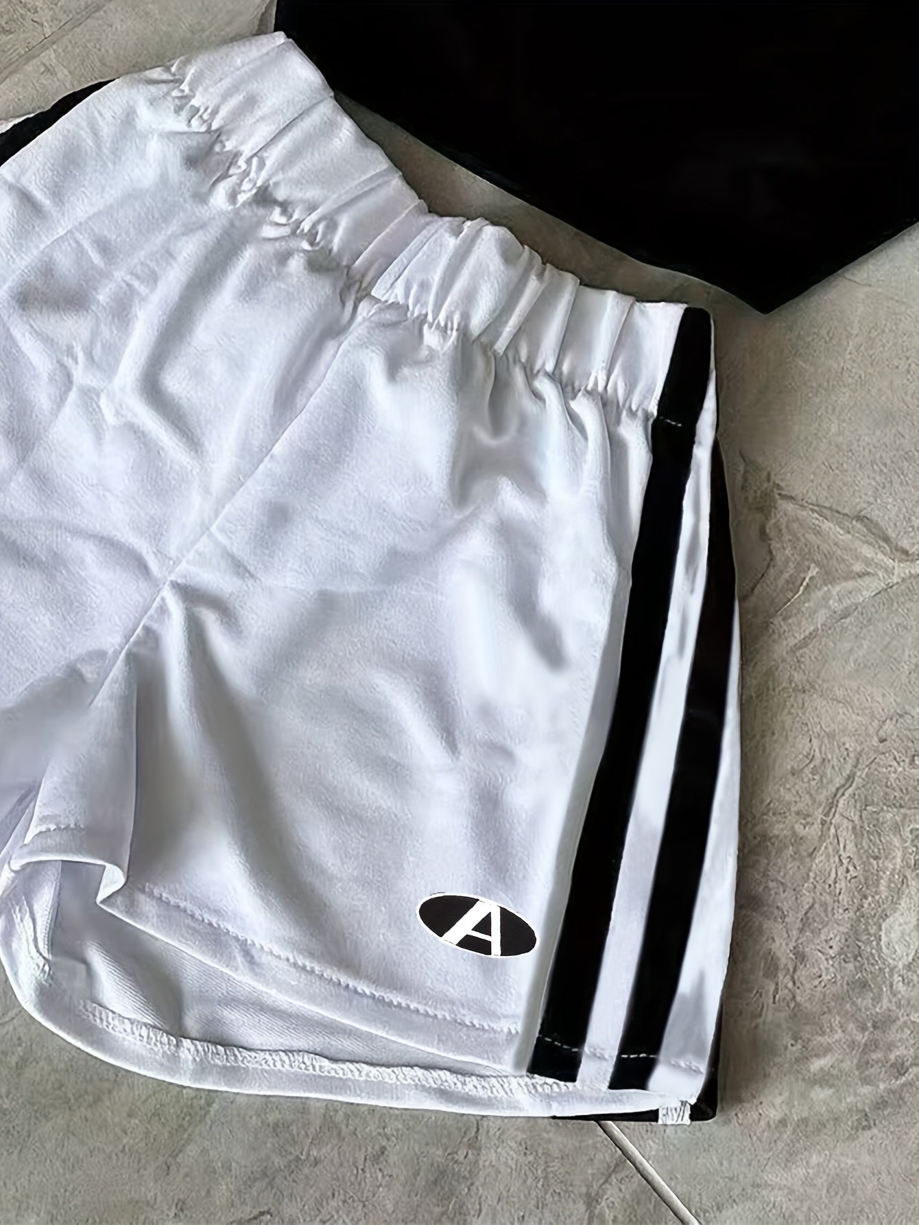 Ensemble de sport deux pièces femme style athlétique tendance - Haut court et short assorti pour fitness et loisirs