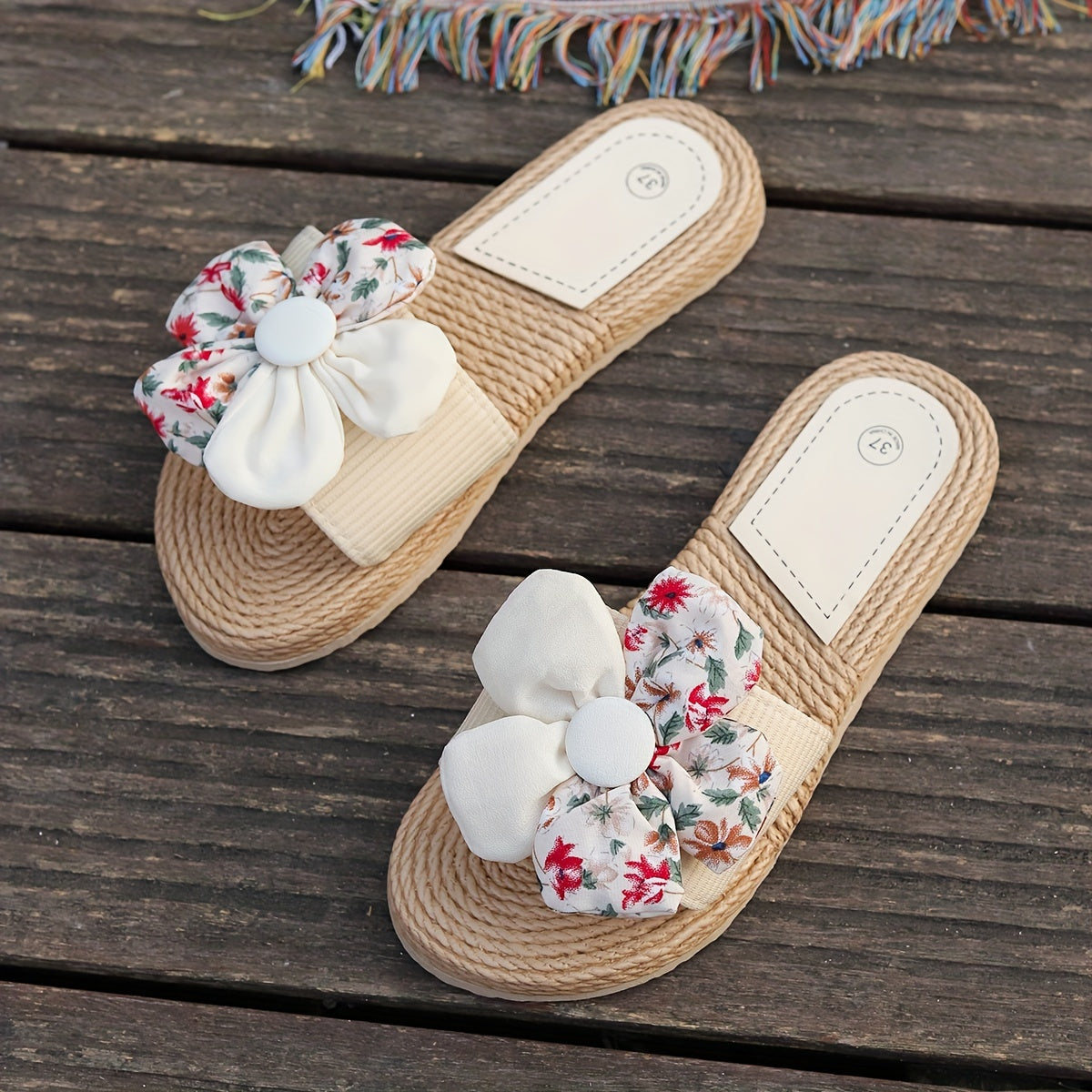 Damtofflor i espadrillestil med stor elegant blommig rosett för sommaren