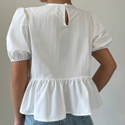 Blouse femme style romantique à manches bouffantes et nœuds décoratifs, coupe peplum tendance pour look casual chic