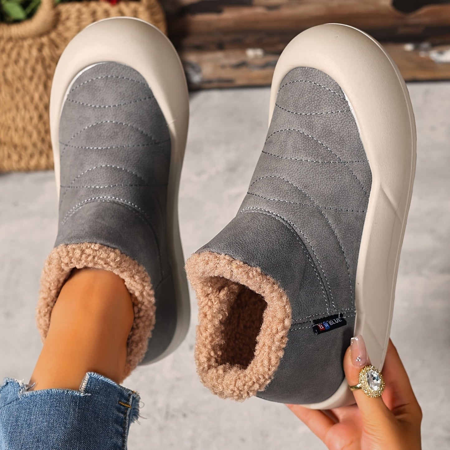 Bottes d'hiver Femme fourrées grises matelassées à semelle compensée et bout rond