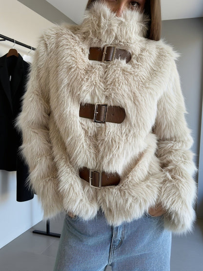 Veste Femme en Fausse Fourrure Beige avec Boucles Décoratives