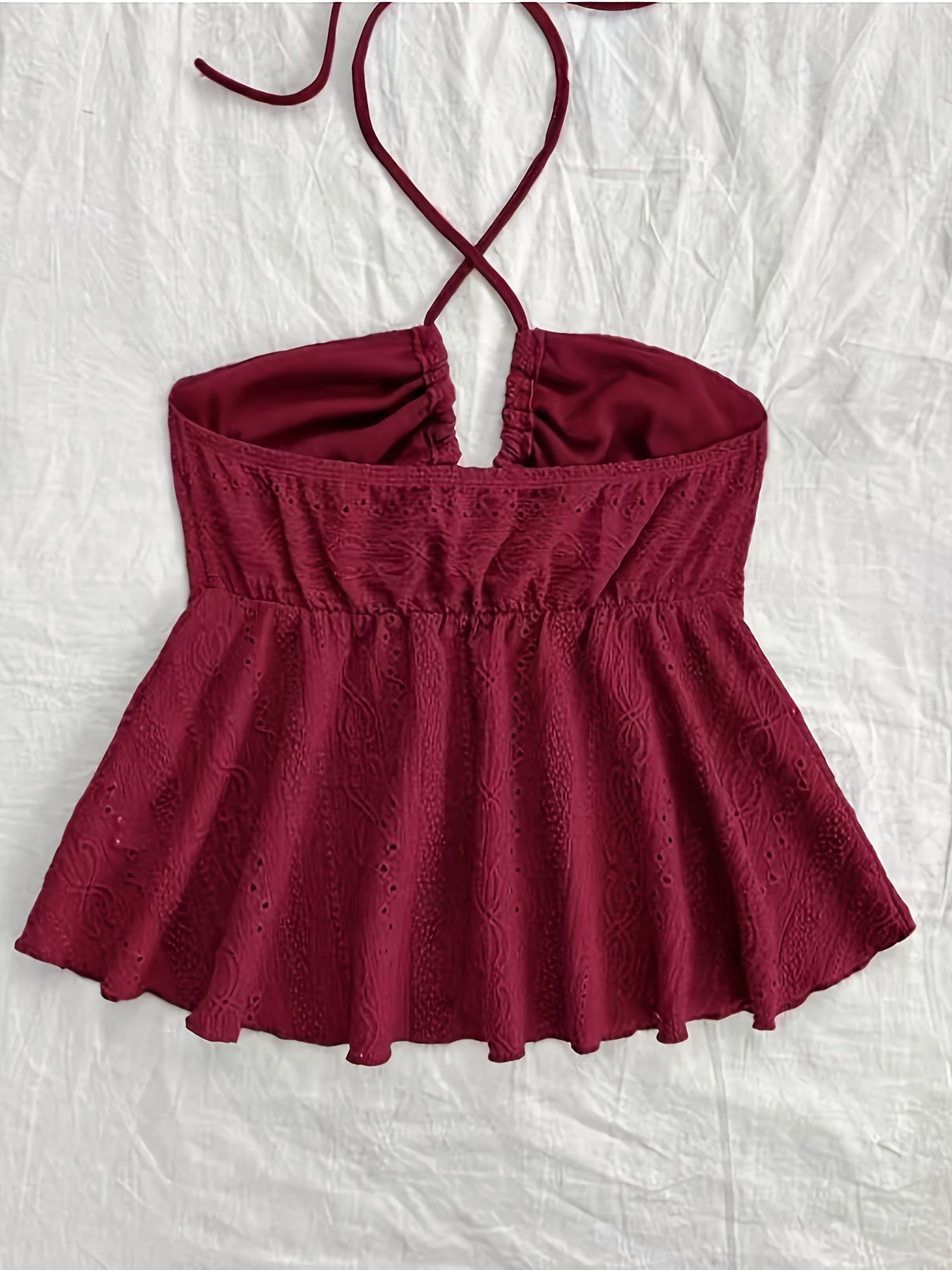 Top femenino de espalda descubierta estilo babydoll bordado para un look veraniego romántico