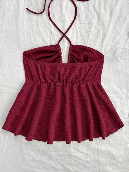 Top femenino de espalda descubierta estilo babydoll bordado para un look veraniego romántico