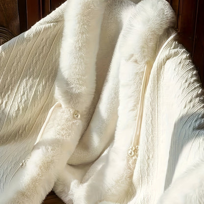 Manteau Femme court blanc avec bordures imitation fourrure douces et fermeture à brandebourg