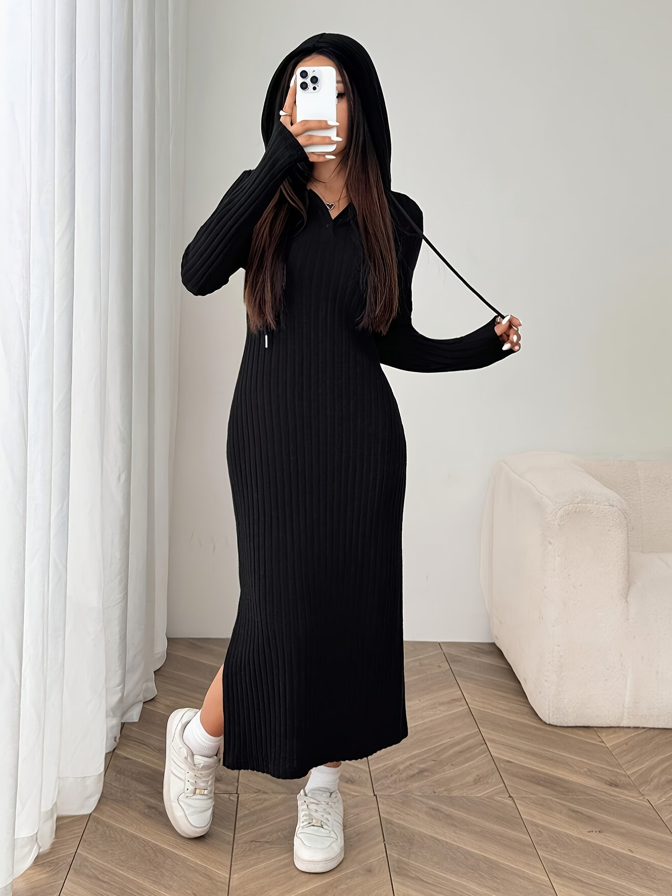 Robe longue noire côtelée à capuche et manches longues