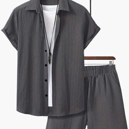 Lässiges Sommeroutfit für Herren, Kurzarmhemd und Shorts, urbaner Stil, ideal für den Sommer