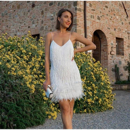 Damska sukienka wieczorowa w stylu charleston z frędzlami i piórami, idealna na imprezy i eleganckie wydarzenia