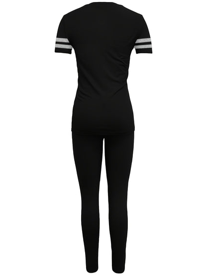 Avslappnat damset med randig t-shirt och leggings – sportig chic vardagsstil