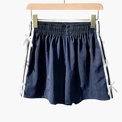 Short décontracté femme style vacances avec nœuds latéraux et bandes sportives
