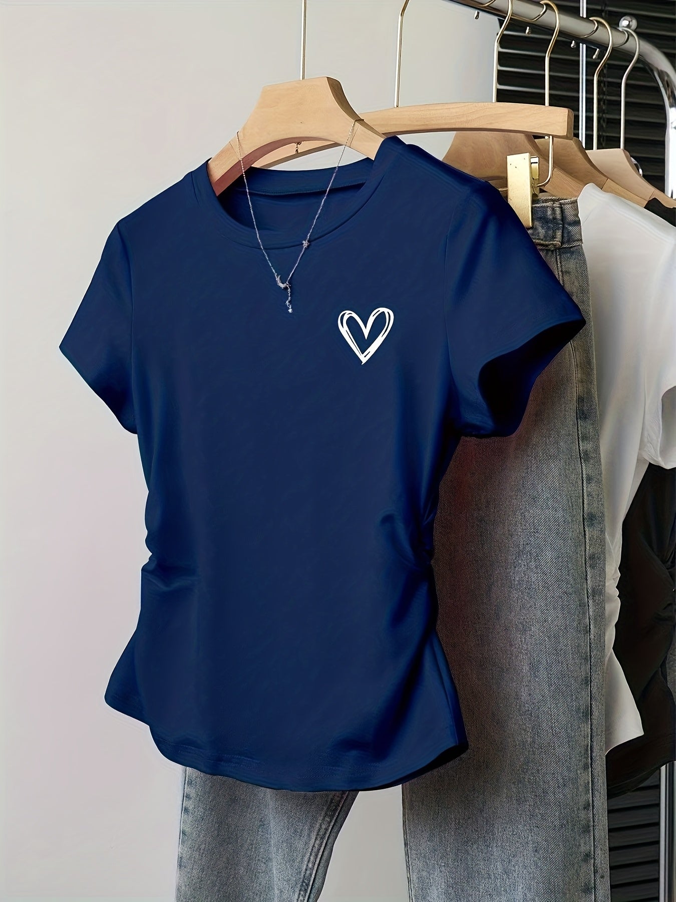 Dame T-shirt med tætsiddende pasform, hjerteprint, afslappet og trendy stil