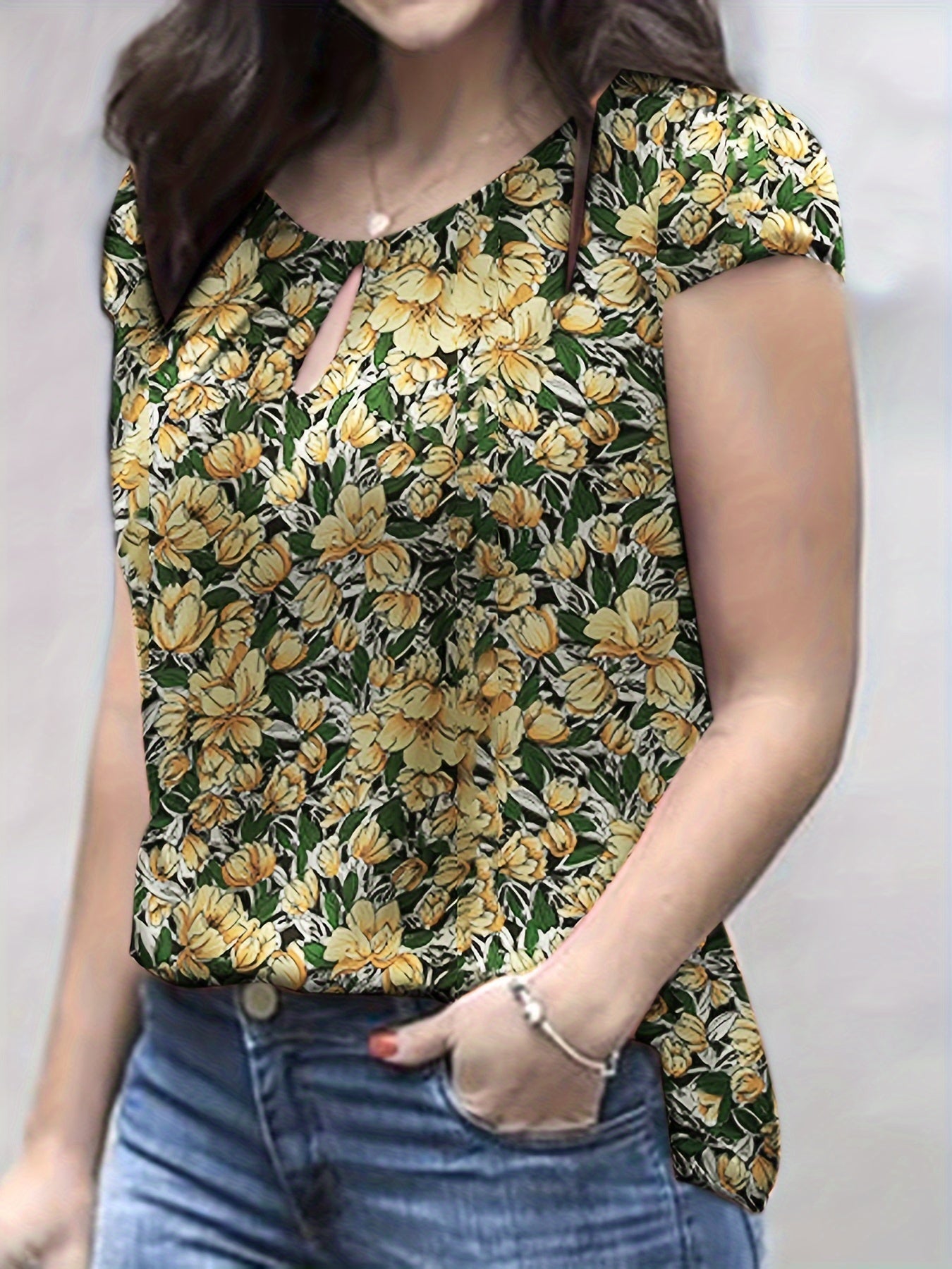 Blouse femme élégante à manches courtes style floral chic pour usage quotidien ou bureau