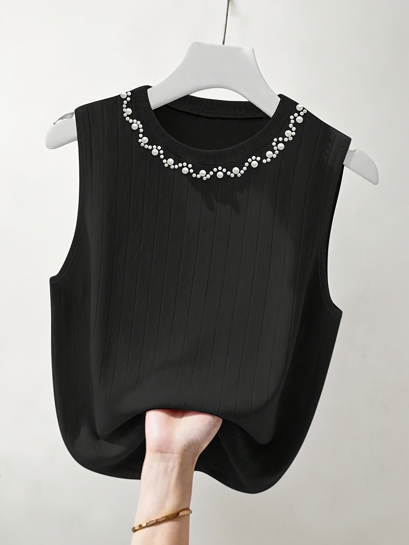 Elegante dames mouwloze top met parelmoerlook en ronde hals, geschikt voor uitgaan of kantoor