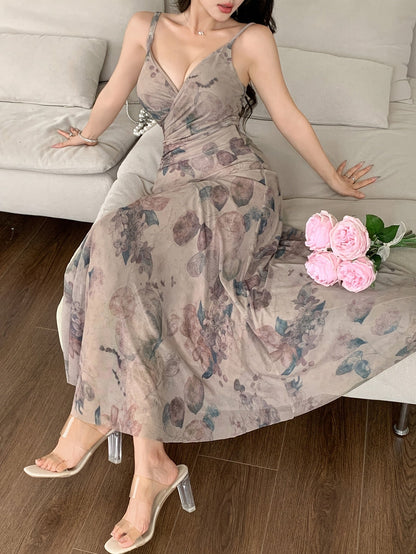 Elegantes langes Damenkleid im boho-chicen Stil mit floralem Druck für besondere Anlässe