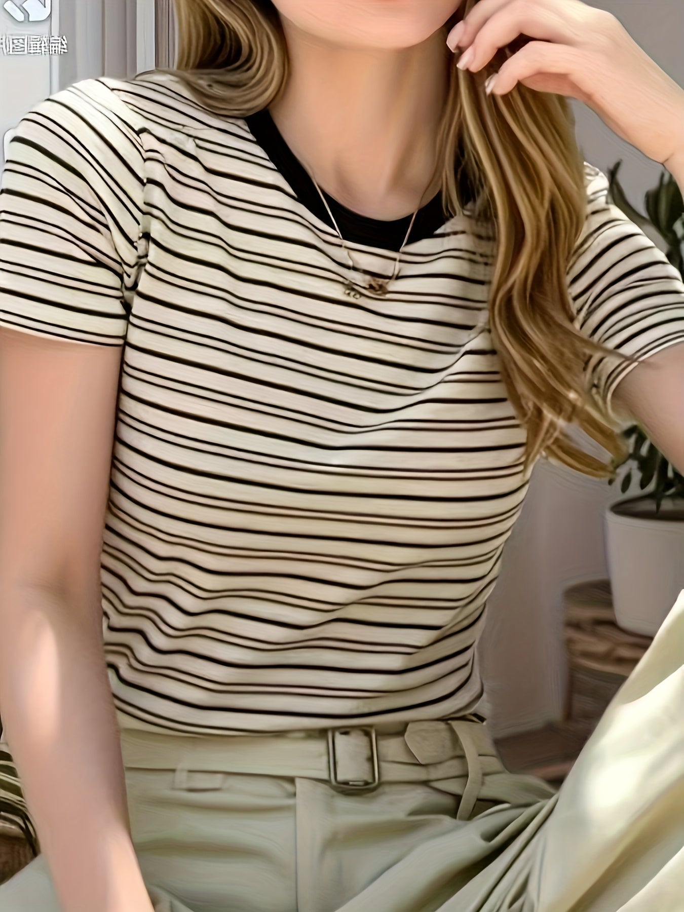 Chic stribet T-shirt til kvinder med rund hals – Elegant stil, ideel til sommeren
