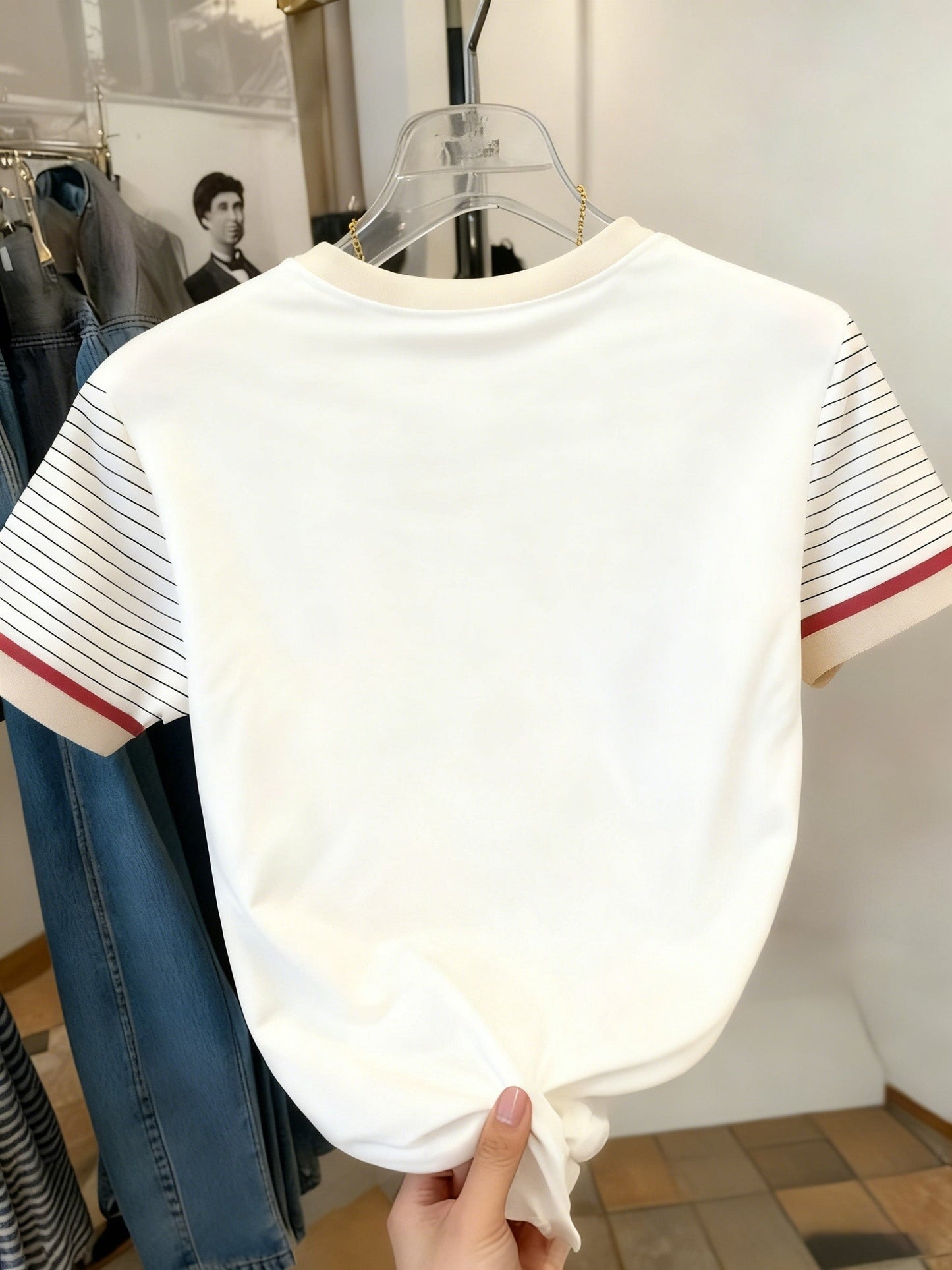 Dames T-shirt met eenhoornprint, moderne stijl, contrasterende kraag, gestreepte mouw