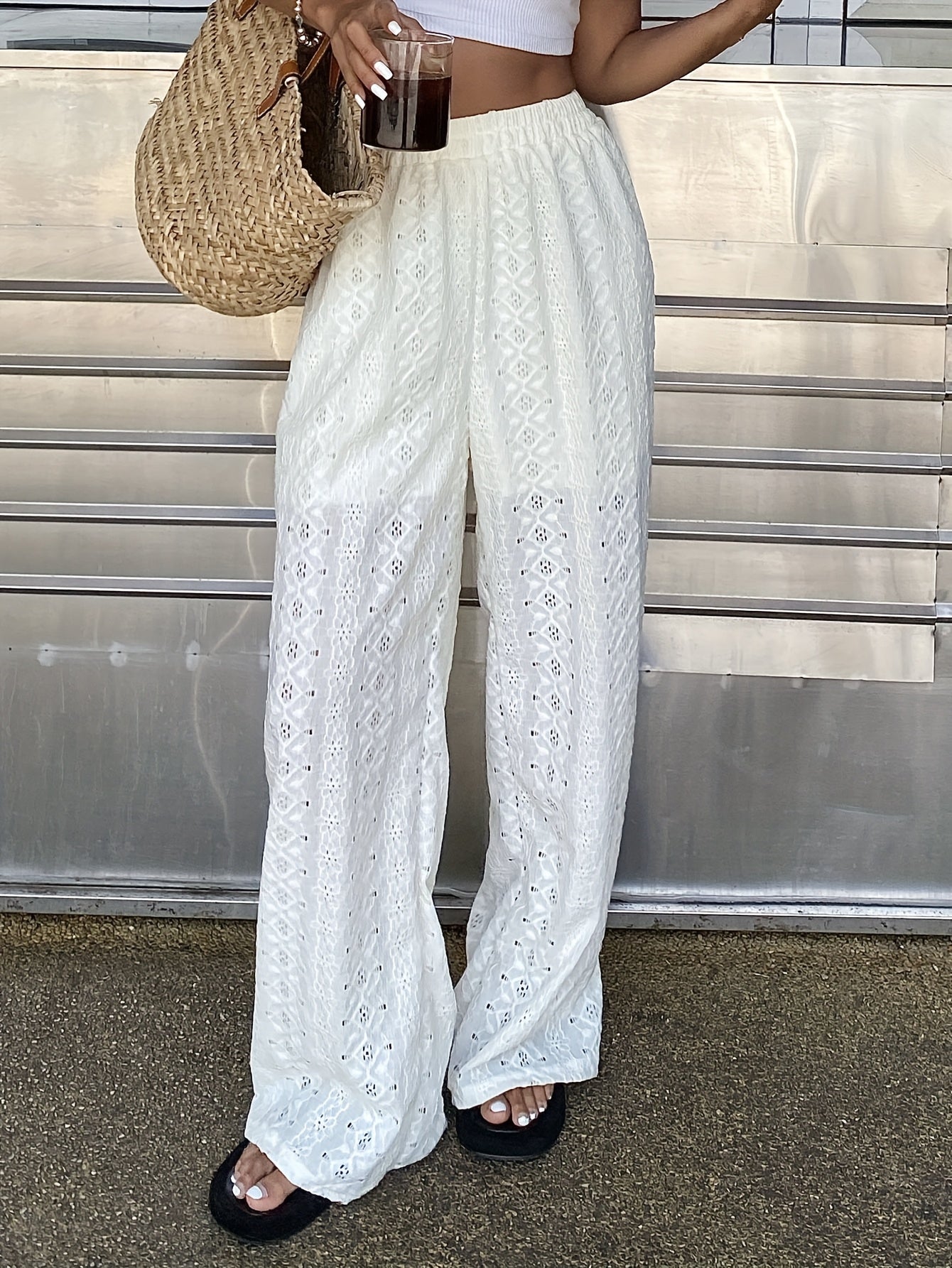 Pantalon large femme style bohème chic pour été, dentelle ajourée, taille élastique, idéal plage et vacances