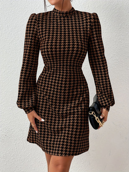 Robe courte Femme motif pied-de-poule marron et noir, manches longues bouffantes