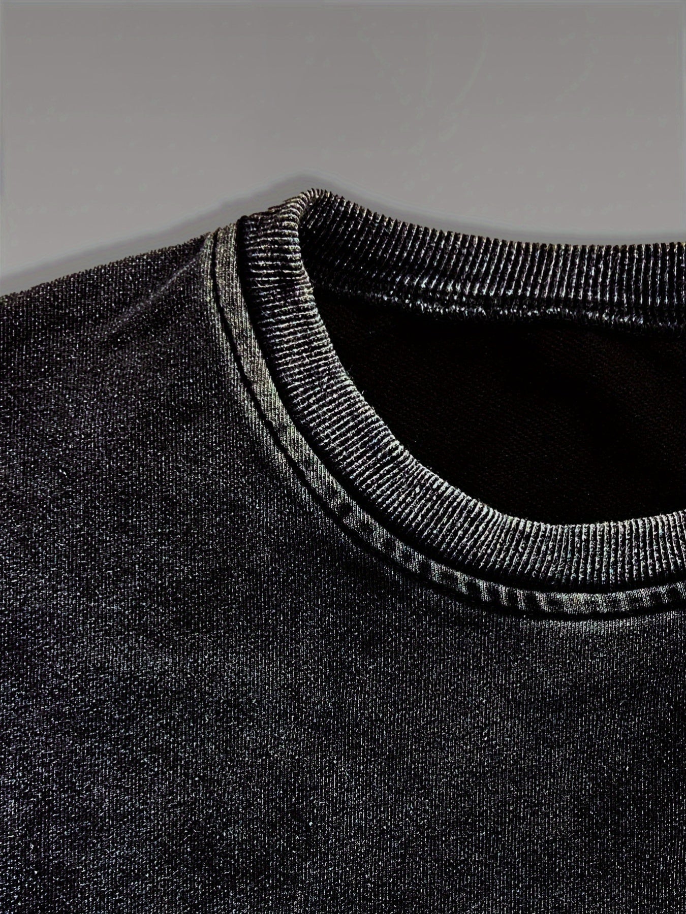 Sweatshirt unisexe gris charbon délavé avec motif chat mangeant des sushis