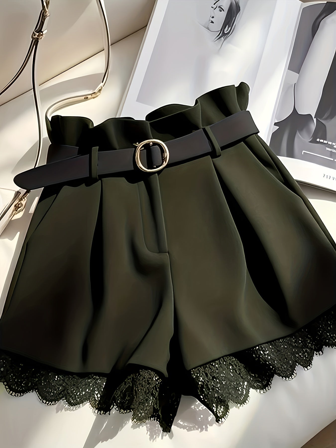 Short taille haute femme style paperbag avec ceinture et finition dentelle élégante