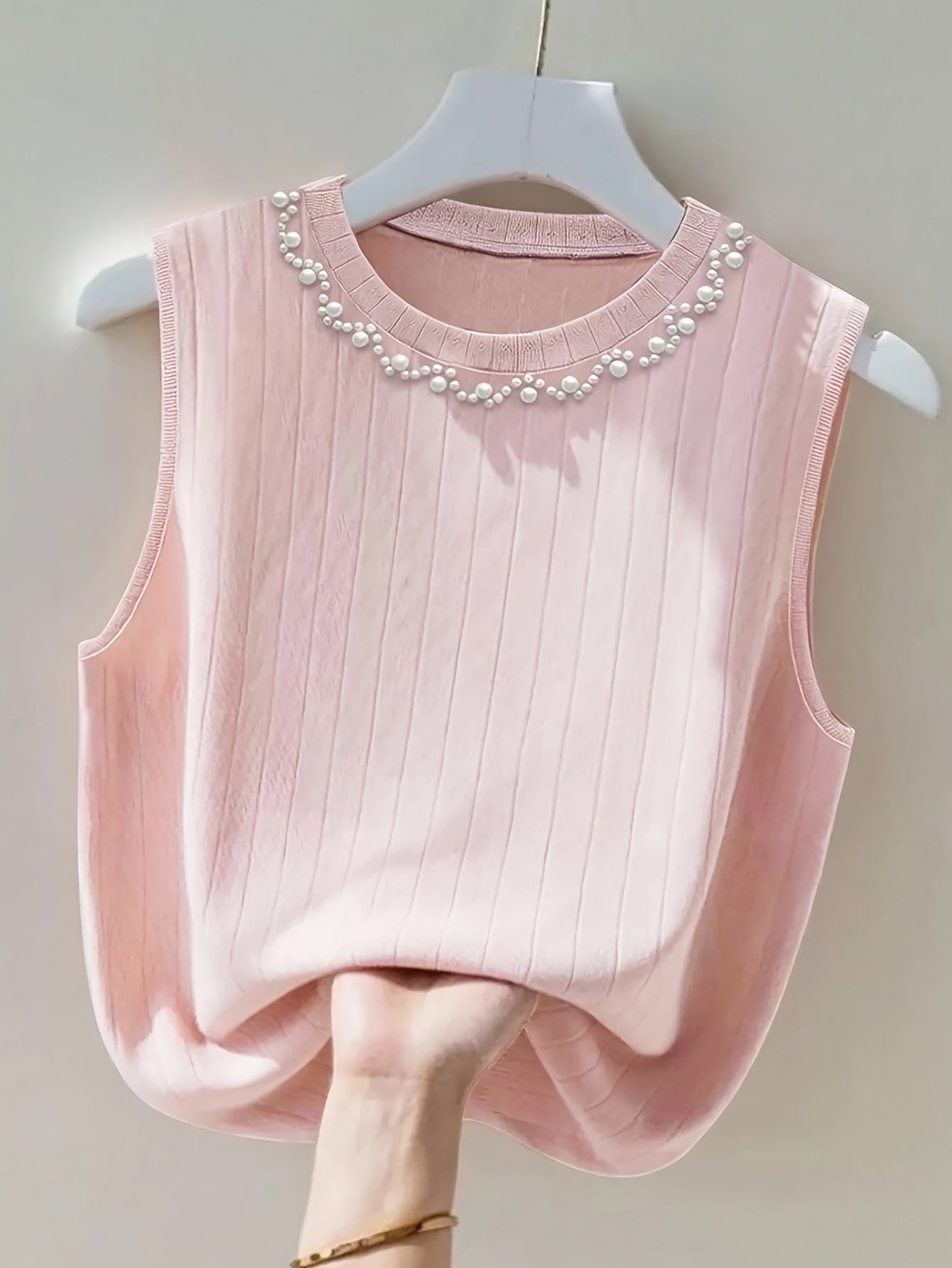 Elegante dames mouwloze top met parelmoerlook en ronde hals, geschikt voor uitgaan of kantoor