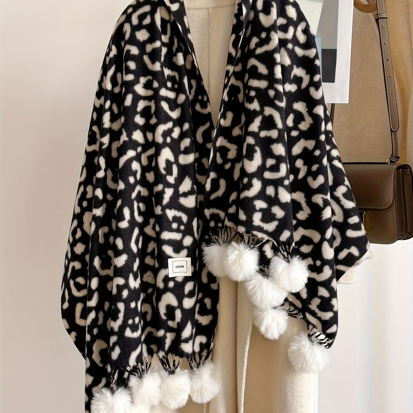 Écharpe large motif animalier avec pompons pour femme