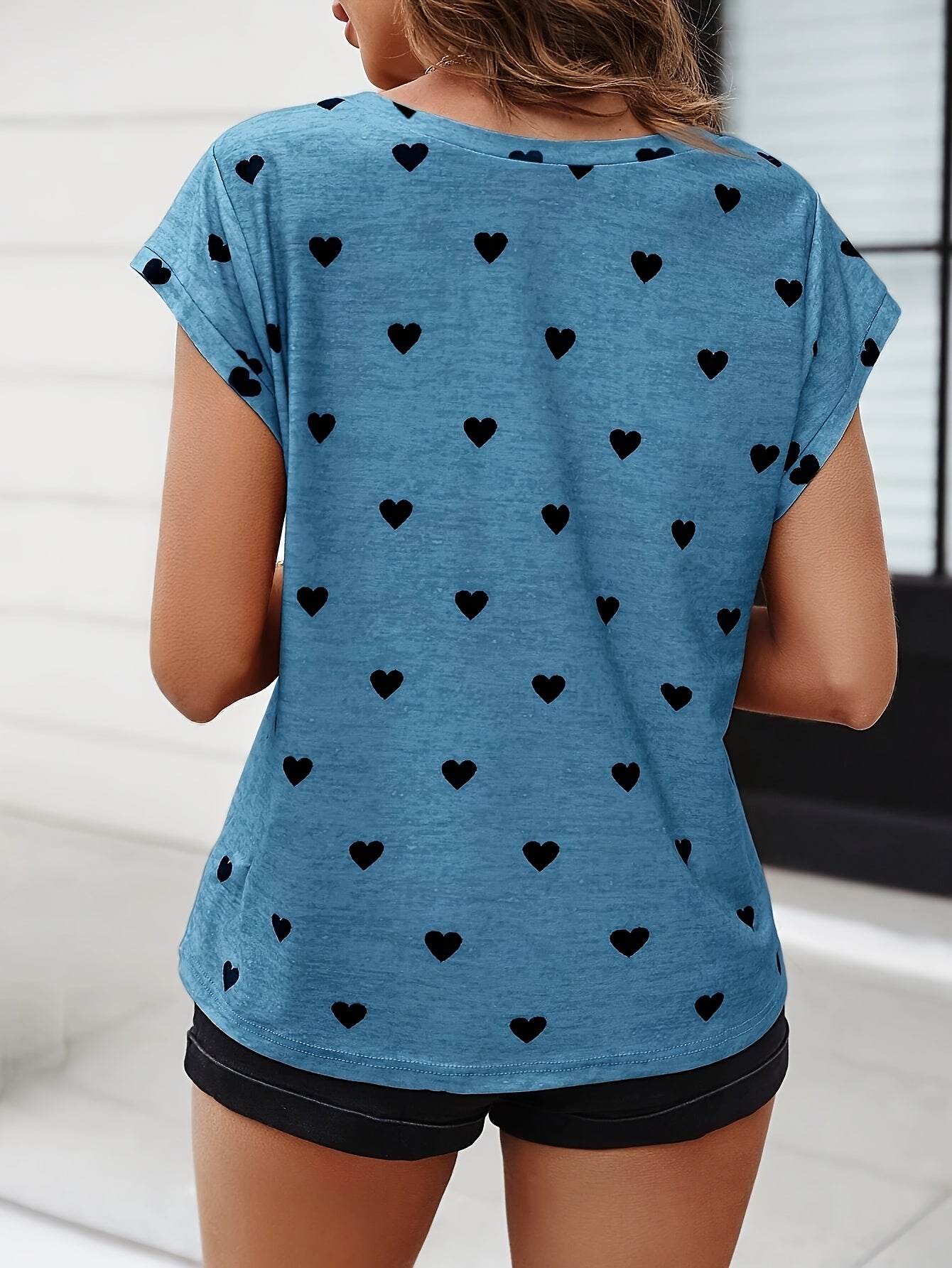 Elegant dam-T-shirt med hjärtmönster, V-ringning, somrig och chic stil