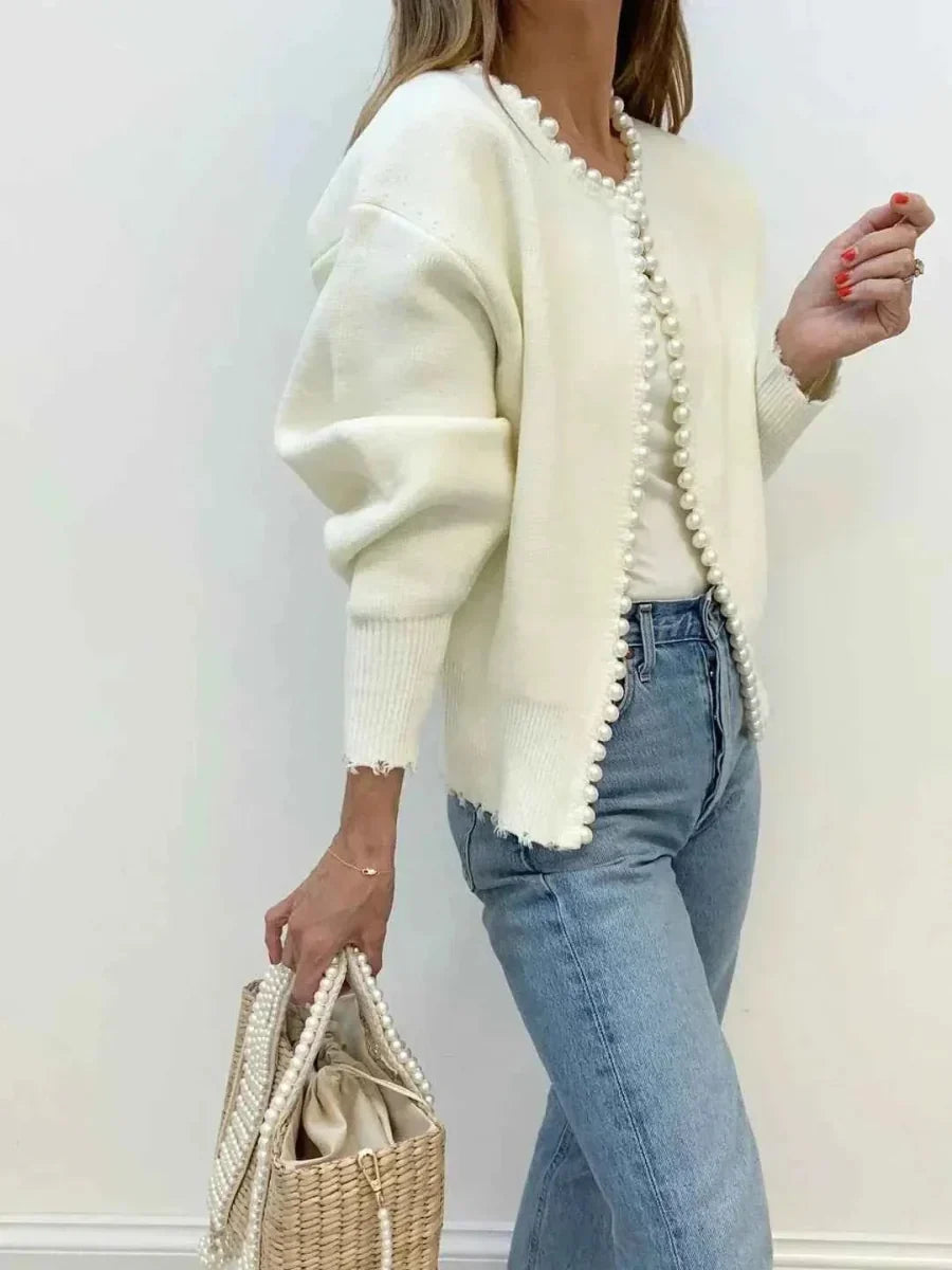 Cárdigan abierto de mujer en blanco crema con borde de perlas