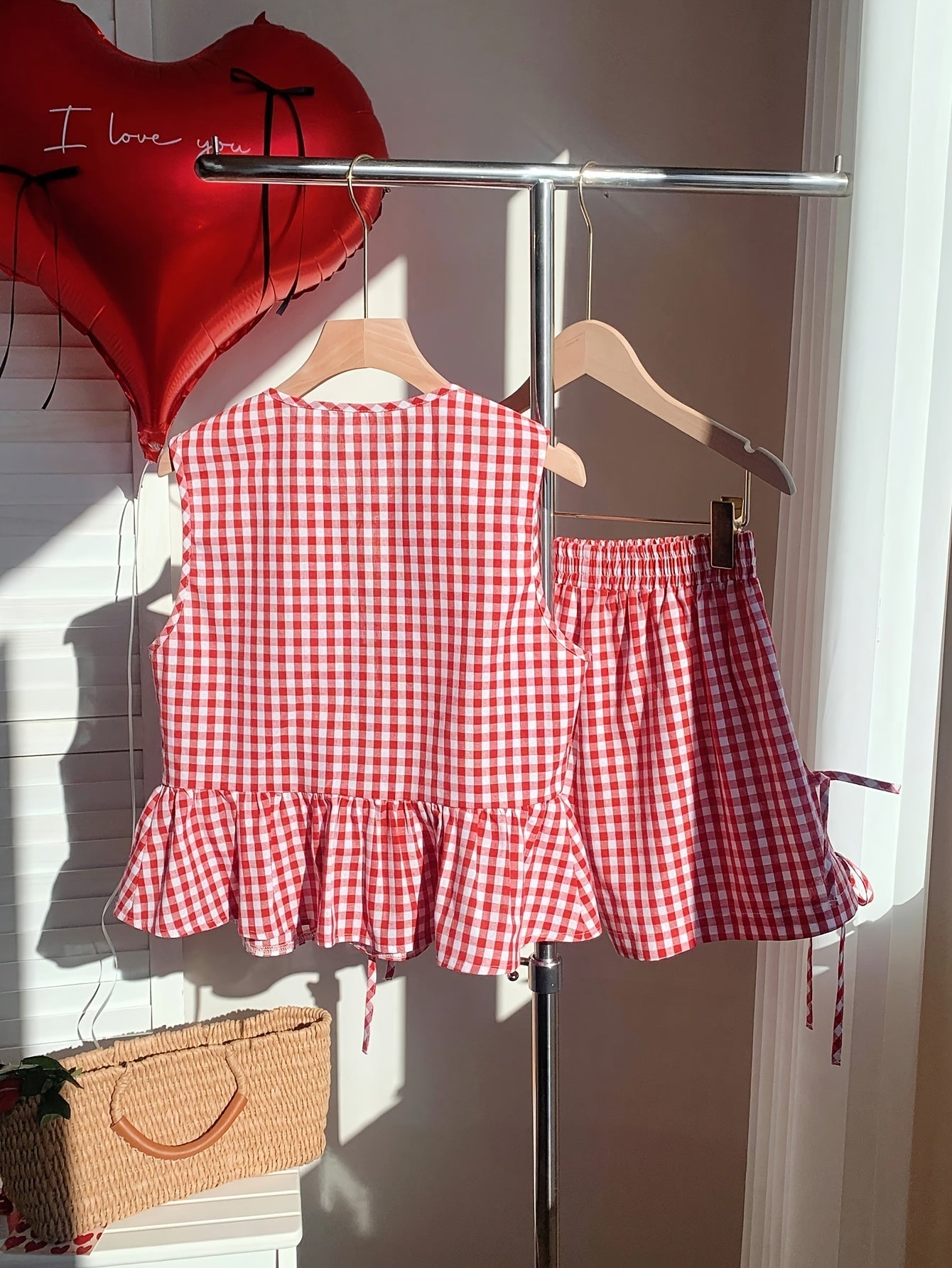 Ensemble coordonné femme style décontracté à rayures avec top sans manches à volants et short taille haute