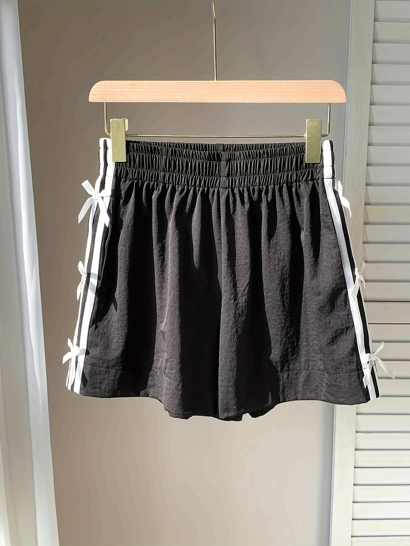 Short décontracté femme style vacances avec nœuds latéraux et bandes sportives