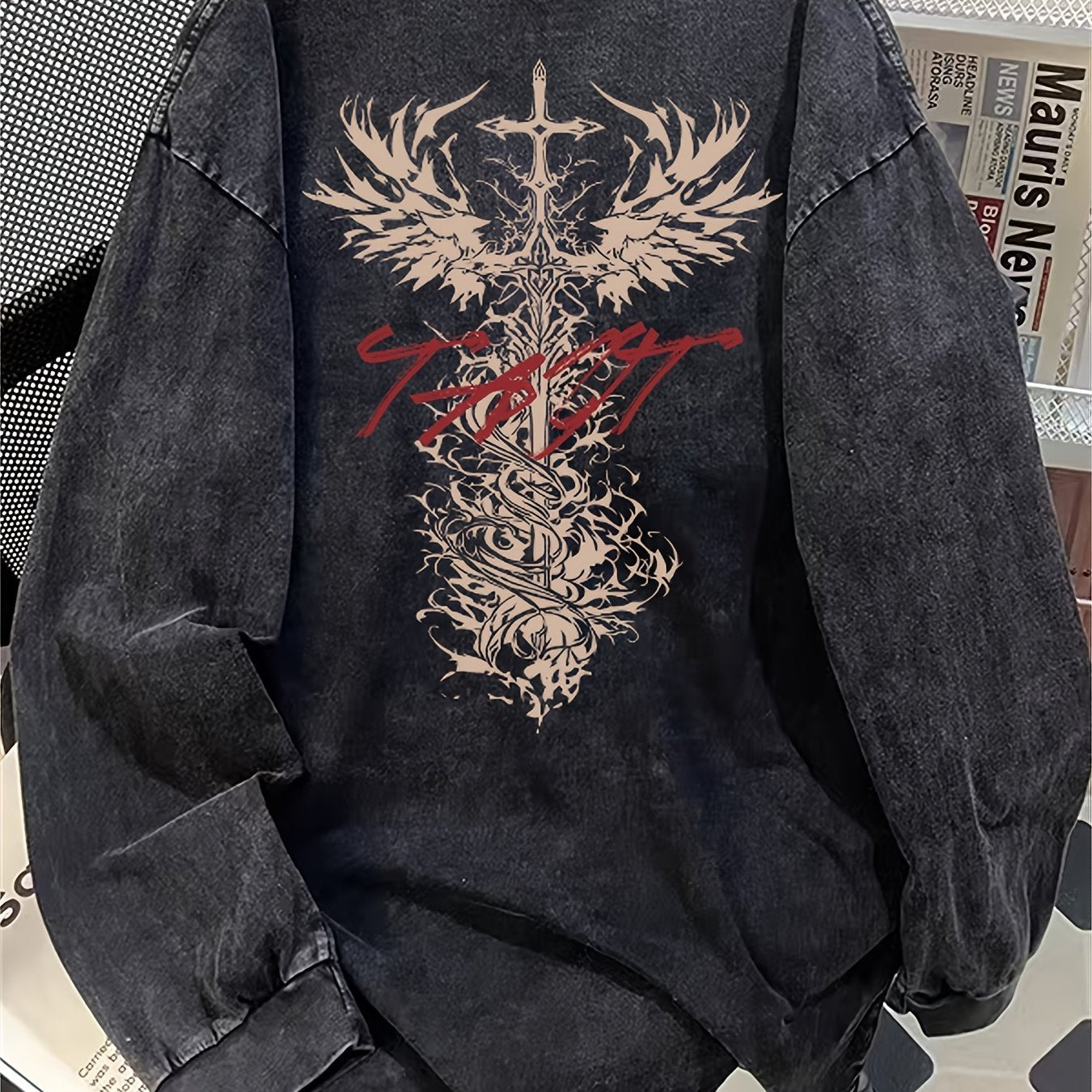 Sweat-shirt oversize délavé noir avec imprimé graphique épée ailée au dos