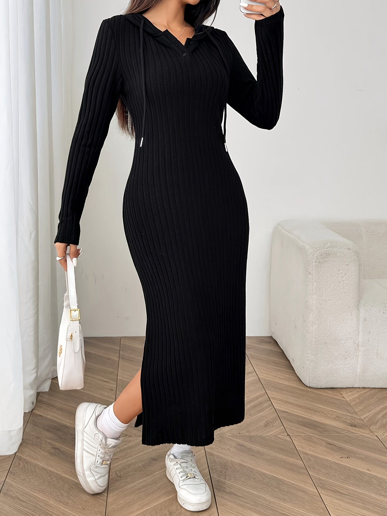 Robe longue noire côtelée à capuche et manches longues