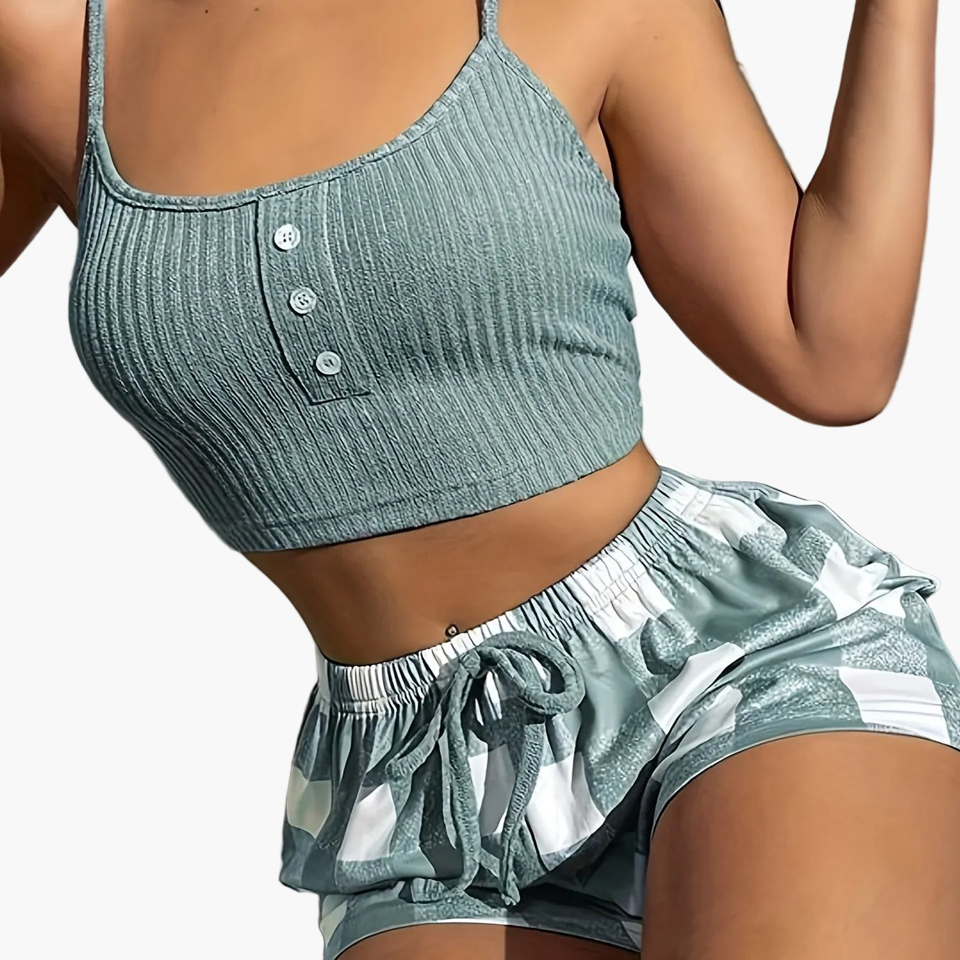 Completo pigiama casual da donna con spalline sottili, stile estivo confortevole