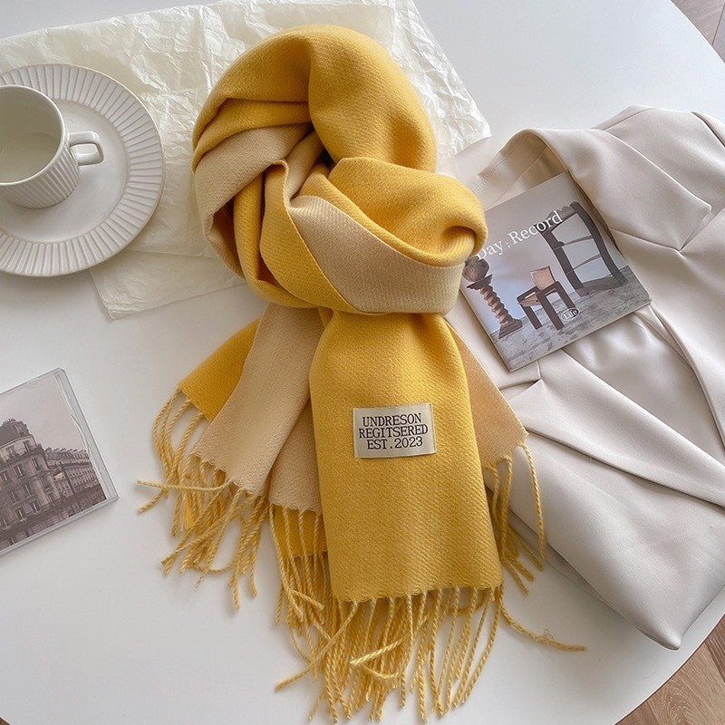 Mjuk scarf med fransar i enfärgade eller tvåfärgade varianter